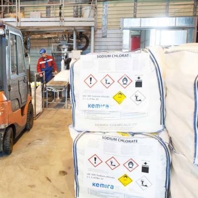 Kloraatin säkkipakkaamo Kemira Chemicals Oy:n Äetsän tuotantolaitos Sastamalassa 23. maaliskuuta 2011. Laitoksella tuotetaan muun muassa natriumkloridia sekä kemikaaleja veden käsittelyyn, paperinvalmistukseen, painamiseen ja valokuvaukseen.