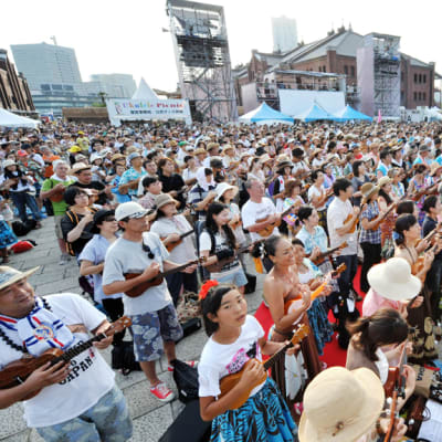 Japanilaiset tekivät maailmanennätyksen maailman suurimpana ukulelekokoonpanona Jokohamassa 28. heinäkuuta 2012.