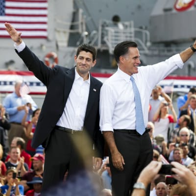 Mitt Romney ja Paul Ryan vilkuttavat yleisölle Virginiassa lauantaina.
