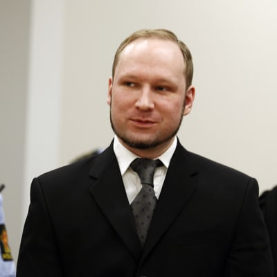 Breivik saapumassa oikeuden eteen 24. elokuuta.