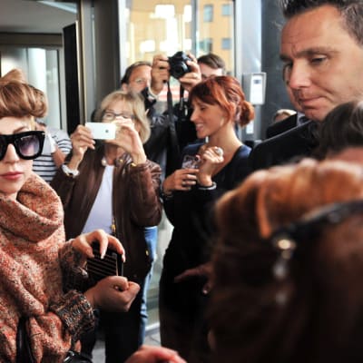 Lady Gaga fanien ympäröimänä.