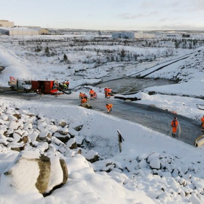 Työmiehet paikkaavat jätevesivuotoa Talvivaaran kaivoksen alueella Sotkamossa.