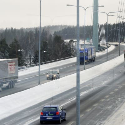 Liikennettä Tähtisalmen sillalla Heinolassa tiistaina 18. joulukuuta 2012. 