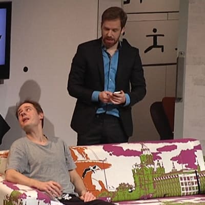 Kolme miestä Lappeenrannan kaupunginteatterin Paniikki-näytelmässä