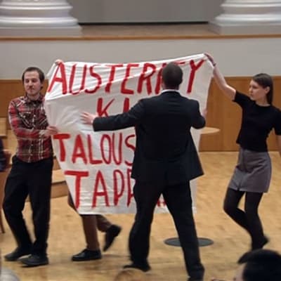 Mielenosoittajat keskeyttivät Jyrki Kataisen ja Herman van Rompuyn keskustelun Yliopiston juhlasalissa.