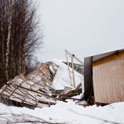 Laukaan ratsastuskoulun maneesin romahtanut katto ja rakenteet Laukaalla, 14. helmikuuta 2013. 