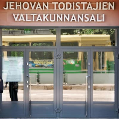 Mies seisoo Jehovan todistajien valtakunnan salin edustalla Helsingissä.