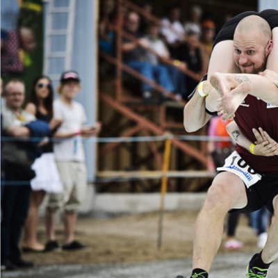 Mikko Hurskainen ja Terhi Ryhänen osallistuivat Eukonkannon MM-kisojen joukkuekisaan Sonkajärvellä 6. heinäkuuta 2013.
