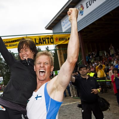 Kristiina Haapanen ja Taisto Miettinen juhlivat Eukonkannon maailmanmestaruuttaan Sonkajärvellä 6. heinäkuuta 2013.