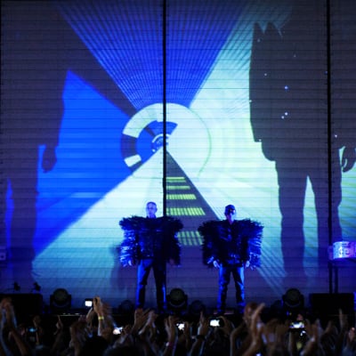 Pet Shop Boys lavalla Ruisrockissa Turussa 7. heinäkuuta 2013. 