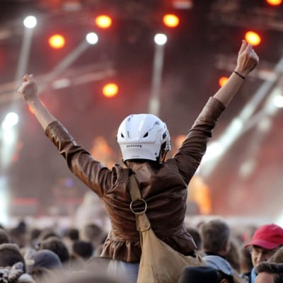 Yleisöä Pertti Kurikan Nimipäivien keikalla Ruisrockissa Turussa 6. heinäkuuta 2013.