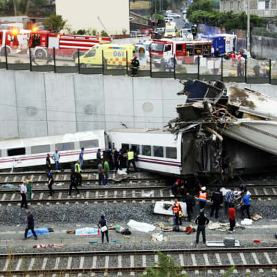 Pelastustyöntekijöitä junaonnettomuuspaikalla raiteilla Santiago de Compostelassa 24. heinäkuuta 2013.