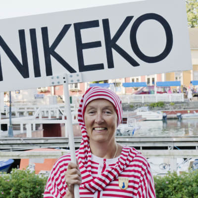 Unikeoksi valittiin Naantalin Oppaat ry, ja valinnan kunniaksi yhdistyksen puheenjohtaja Hanna-Leena Laihonen heitettiin mereen aikaisin aamulla Naantalissa unikeonpäivänä 27. heinäkuuta 2013. 