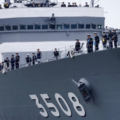 Japanin puolustusvoimien koulutuslaivueen lippulaiva JDS Kashima saapuu Helsinkiin 31. heinäkuuta 2013. Kyseessä on historian ensimmäinen Japanin laivastovierailu Suomeen. Alus on parhaillaan koulutuspurjehduksella.