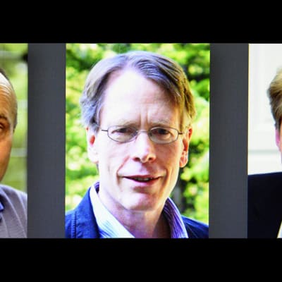 Talouden Nobel-palkinnon voittaneet taloustieteilijät Eugene F. Fama (vas.), Lars Peter Hansen ja Robert J. Schiller.