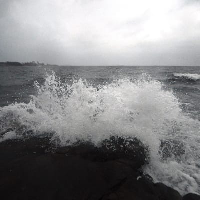 Aallot pärskyvät rantakiviin Suomenlinnassa Helsingissä illansuussa maanantaina 28. lokakuuta 2013.