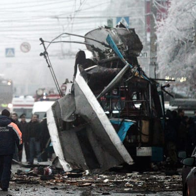 Pelastustyöntekijöitä turmapaikalla Volgogradissa 30. joulukuuta 2013. Toinen räjähdys tapahtui johdinautossa lähellä kaupungin toria aamuruuhkan aikaan.
