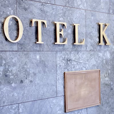 Hotelli  Kämpin kyltti hotellin seinässä Helsingissä.