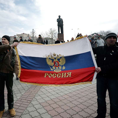 Venäjämieliset osoittavat mieltään Ukrainan Simferopolissa.
