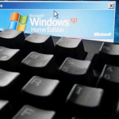 Vanha tietokone, jossa Windows XP käyttöjärjestelmä.
