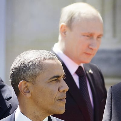 Yhdysvaltain presidentti Barack Obama takanaan Venäjän presidentti Vladimir Putin Ranskan Normandian maihinnousun 70-vuotismuistojuhlien tauolla.