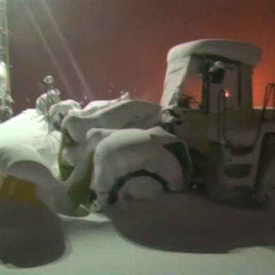 Traktori hautuatunut lumeen.