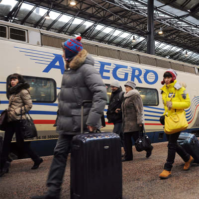 Venäläisiä turisteja rautatieasemalla Helsingissä.