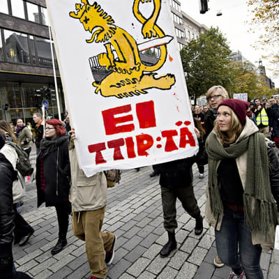 TTIP:n vastainen mielenosoitus Helsingissä.