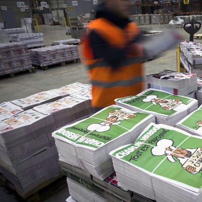 Vapaaehtoiset työntekijät tarkastivat Charlie Hebdo -lehtiä Villabessa.