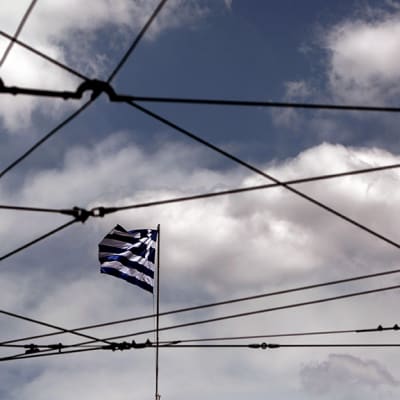 Kreikan lippu liehuu Ateenassa.