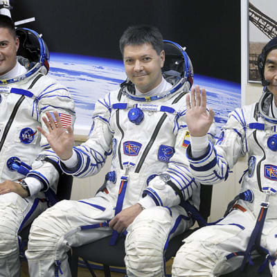Venäläisen Sojuz TMA 17M -aluksen miehistö tiedotustilaisuudessa Baikonurin avaruuskeskuksessa.