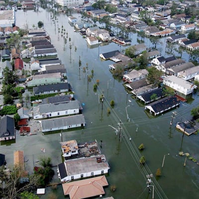 Täysin tulvaveden valtaama kaupunginosa.