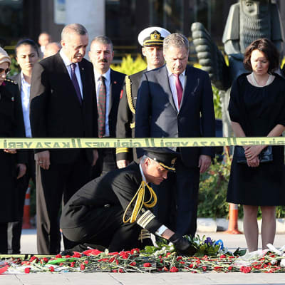 Recep Tayyip Erdogan ja Sauli Niinistö laskevat kukkia pommi-iskujen tapahtumapaikalla Ankarassa.