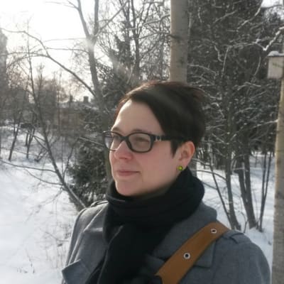 Filosofian maisteri Tiina Kuokkanen Oulussa Ainolan puistossa taustalla Oulun tuomiokirkko.