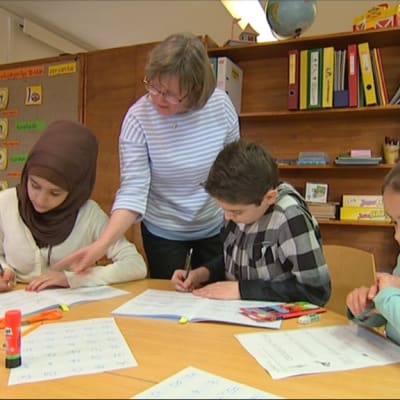 Sidra, Adel ja Israa opetelevat suomea Taalintehtaan koulussa Kemiönsaarella.