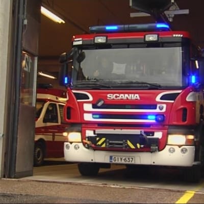 Paloauto lähtee hälytykselle Kuopion paloasemalla.