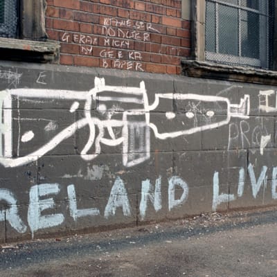 IRA:n graffiti seinässä Belfastissa.