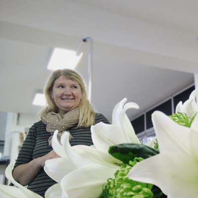 Sari Kuosmanen ja työharjoittelija kukkakauppa Kanervassa