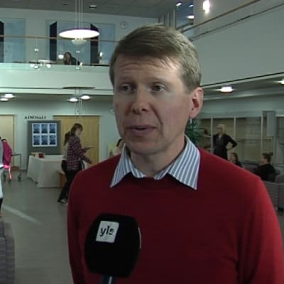Savonlinnan kampuksen lähiesimies Timo Tossavainen pettyi hallituksen päätökseen lakkauttaa opettajankoulutus Savonlinnasta.