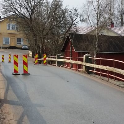 Vanha silta, jolla liikennemerkkejä.