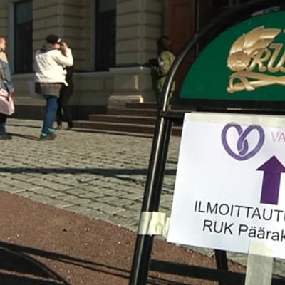 Naisia menossa Ilmoittautumaan Varvara 2016 -valmiusharjoitukseen