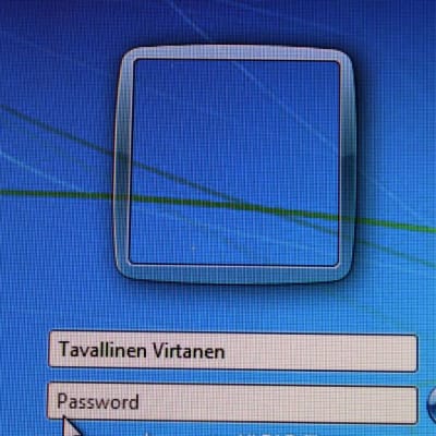 Vahvan salasanan käyttö, varmuuskopiointi, varovaisuus verkkokaupoissa ja virustorjunta lisäävät tietoturvaa.