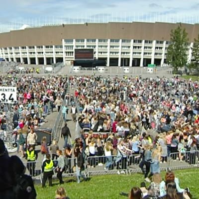 One Direction -yhtyeen faneja Helsingin olympiastadionin parkkipaikalla.