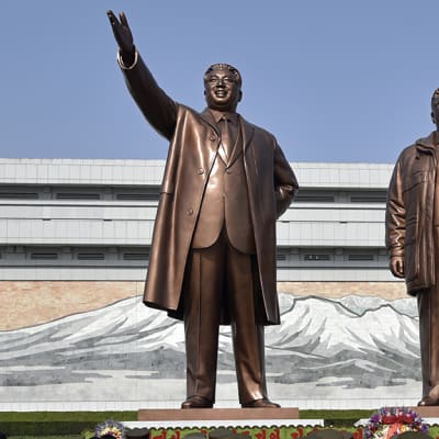 Kim Il-sungin (vas.) ja Kim Jong-ilin patsaat Pohjois-Korean pääkaupungissa