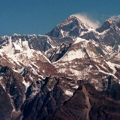 Himalajan vuoriston Mount Everest (kesk.) kuvattuna lentokoneesta.