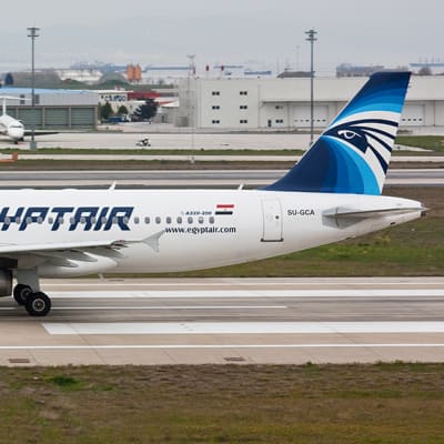 EgyptAirin Airbus A320-tyypin kone Istanbulin lentokentällä.