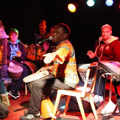 Senegalilainen Ismaila Sané musisoi lasten ja nuorten kanssa Africa Workshopissa.