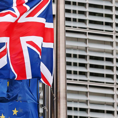 Britannian ja EU:n liput liehuvat lipputangoissa Brysselissä.