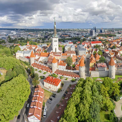 Muurit ympäröivät edelleen Tallinnan keskiaikaista vanhaakaupunkia.