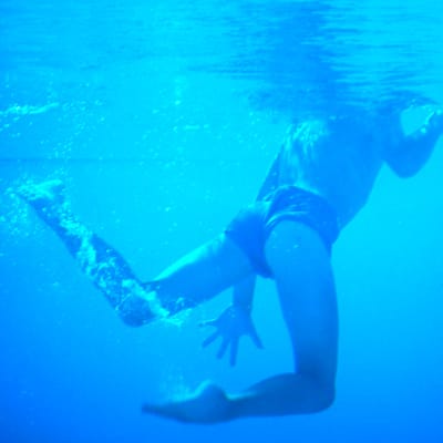 Uimari kuvattuna veden alla